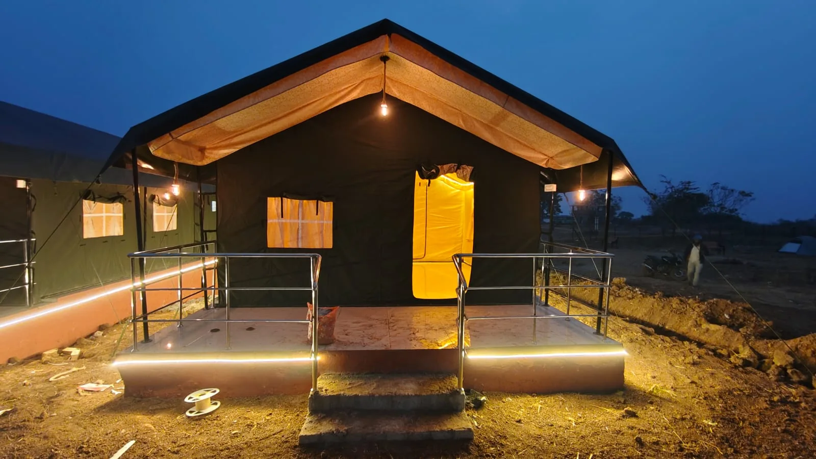 
            Farm Glamping            
